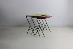 3 tables gigognes colorées, Pays-Bas années 1950