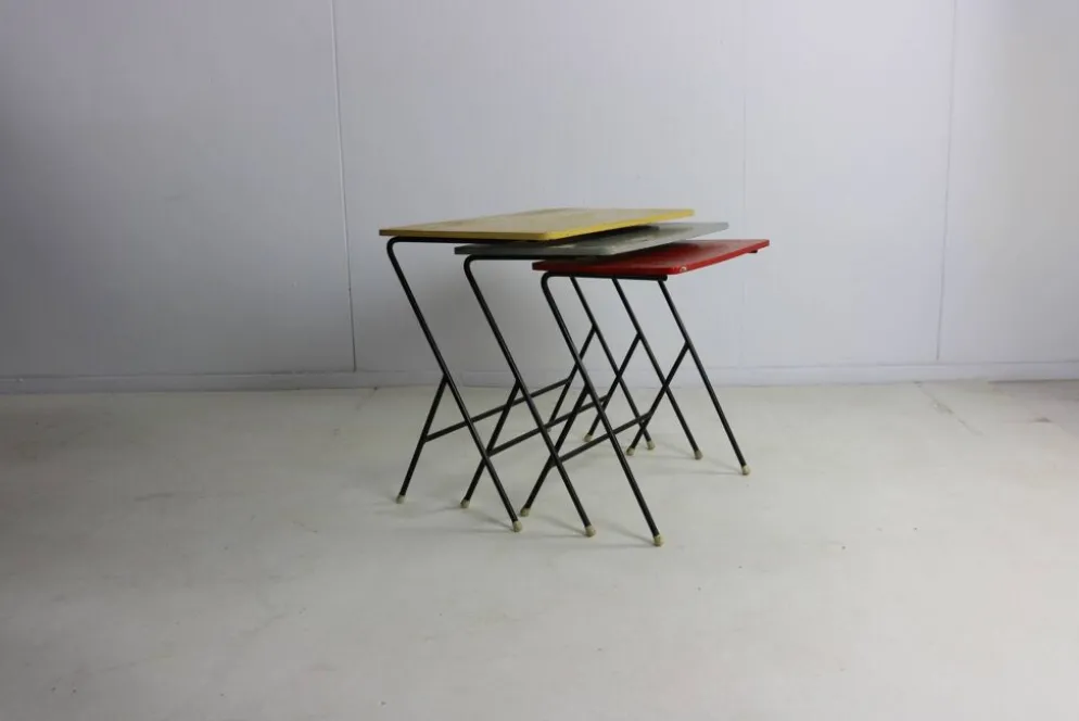 3 tables gigognes colorées, Pays-Bas années 1950