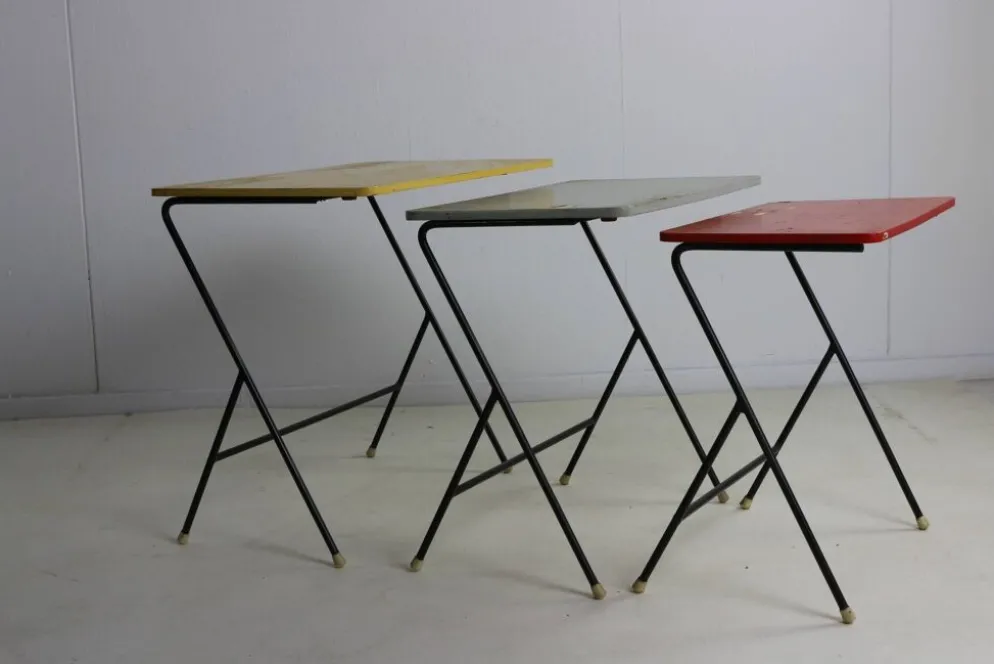 3 tables gigognes colorées, Pays-Bas années 1950
