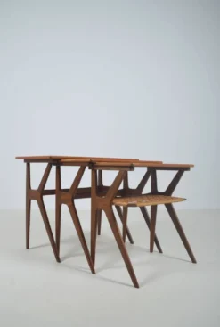 Tables gigognes danoises conçues par Johannes Andersen pour Silkeborg, années 1960.