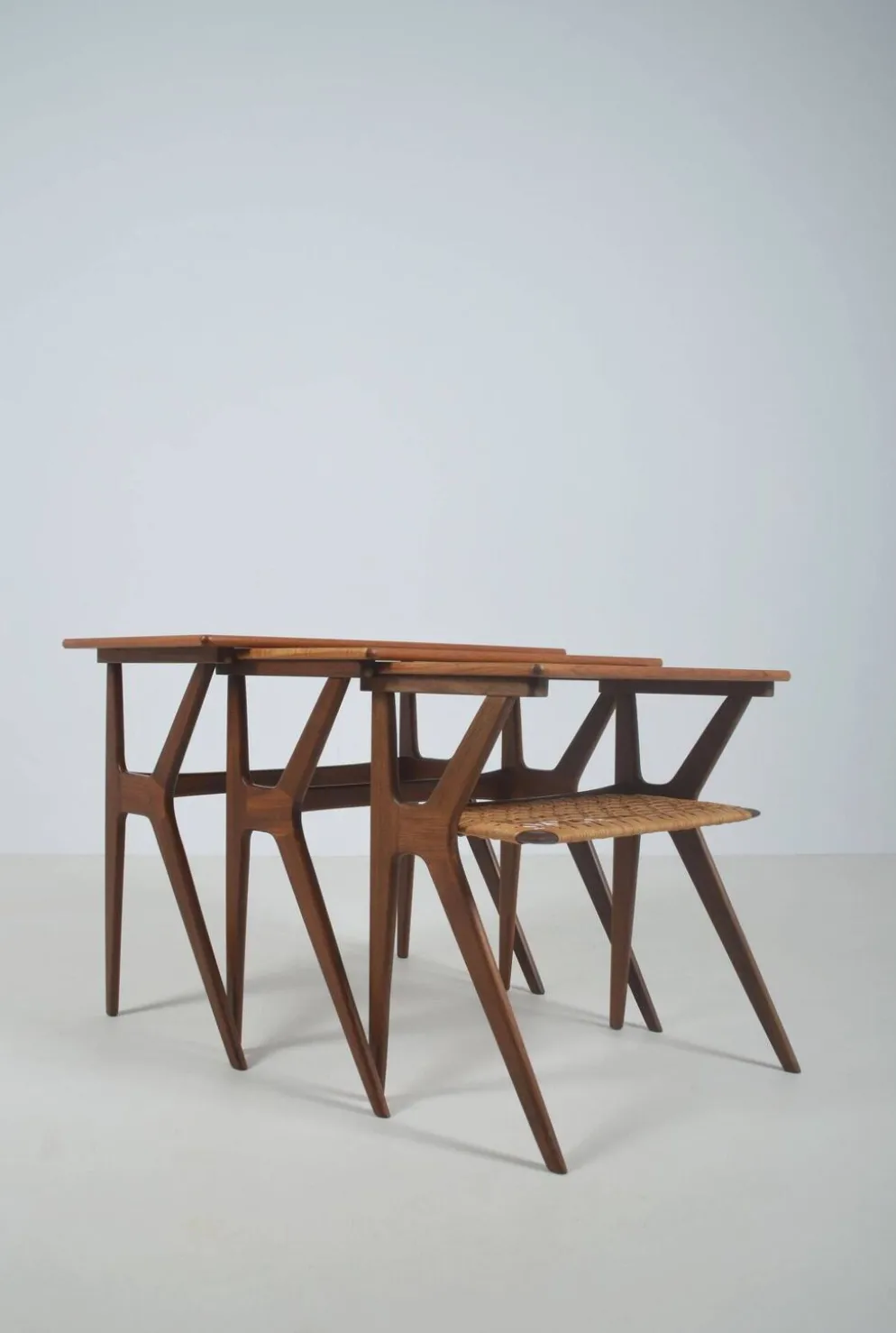 Tables gigognes danoises conçues par Johannes Andersen pour Silkeborg, années 1960.