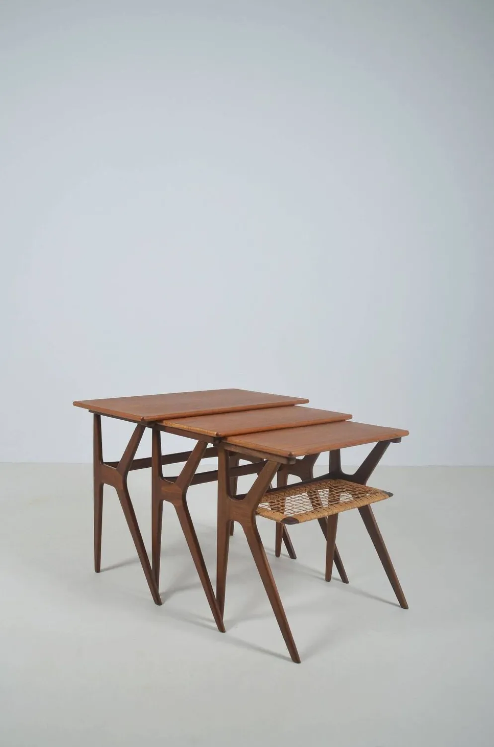 Tables gigognes danoises conçues par Johannes Andersen pour Silkeborg, années 1960.