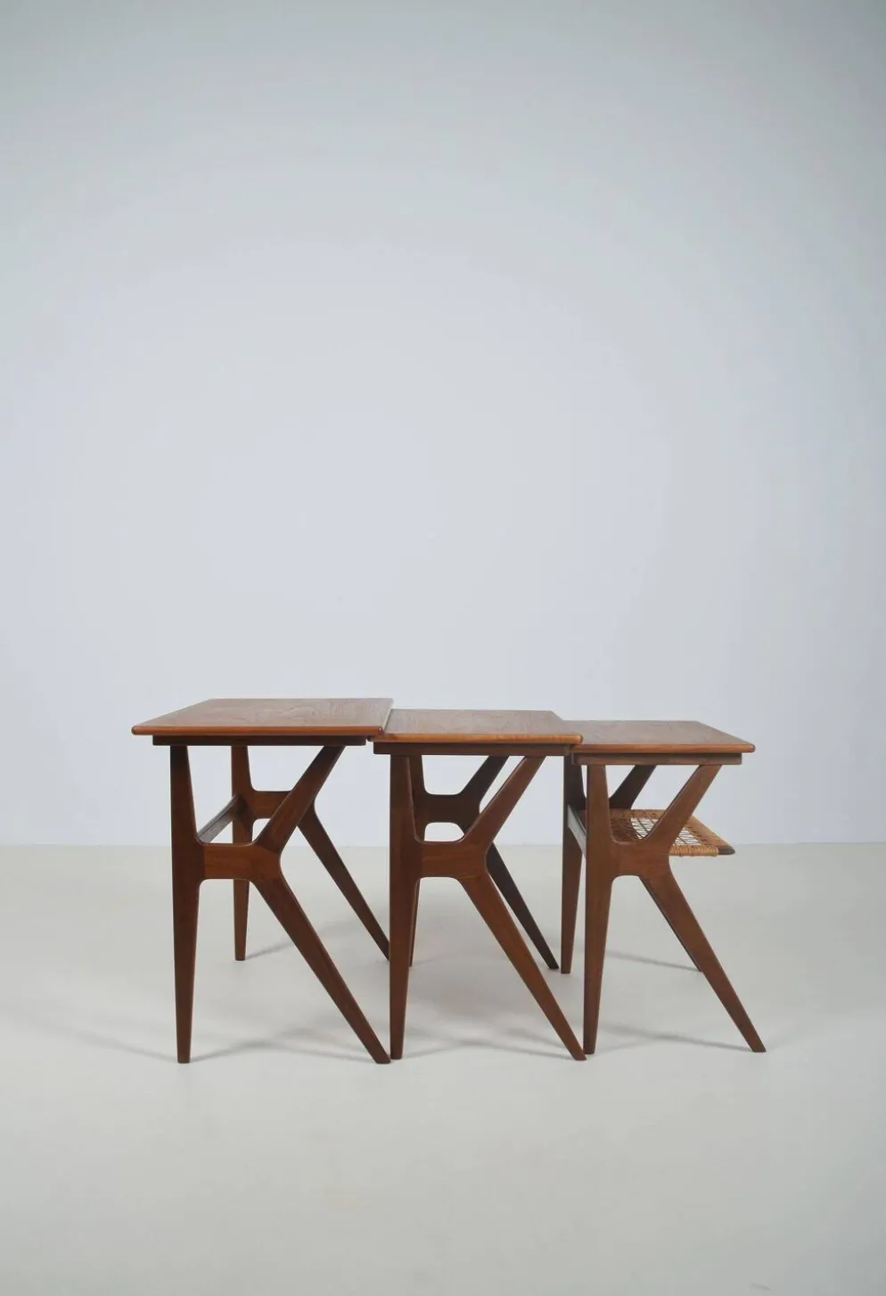 Tables gigognes danoises conçues par Johannes Andersen pour Silkeborg, années 1960.