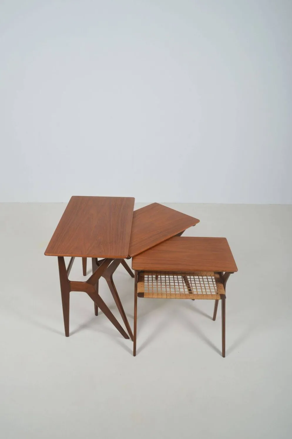 Tables gigognes danoises conçues par Johannes Andersen pour Silkeborg, années 1960.
