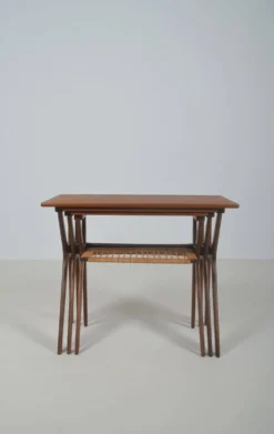Tables gigognes danoises conçues par Johannes Andersen pour Silkeborg, années 1960.