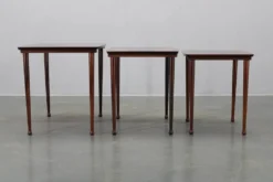 Tables gigognes danoises des années 60 en bois massif et placage.