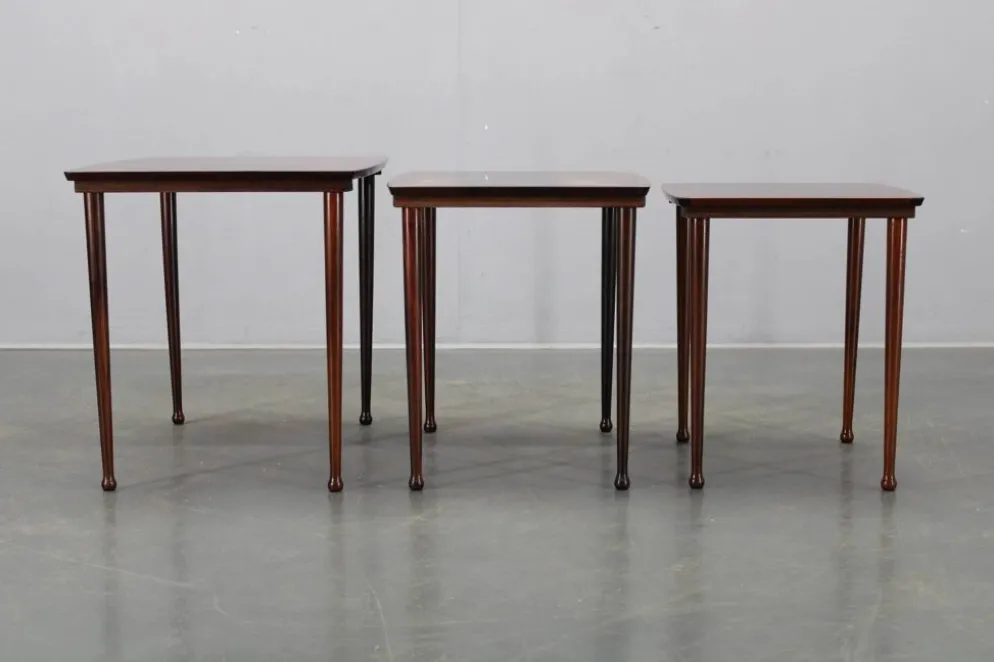 Tables gigognes danoises des années 60 en bois massif et placage.