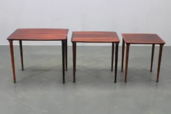 Tables gigognes danoises des années 60 en bois massif et placage.