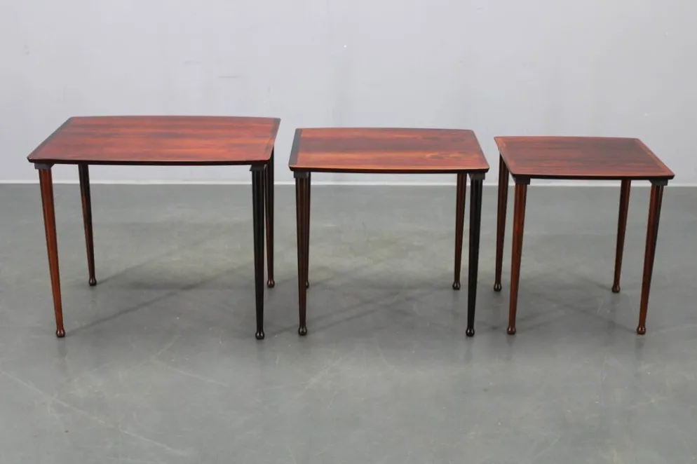 Tables gigognes danoises des années 60 en bois massif et placage.