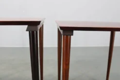 Tables gigognes danoises des années 60 en bois massif et placage.