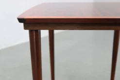 Tables gigognes danoises des années 60 en bois massif et placage.