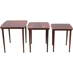 Tables gigognes danoises des années 60 en bois massif et placage.