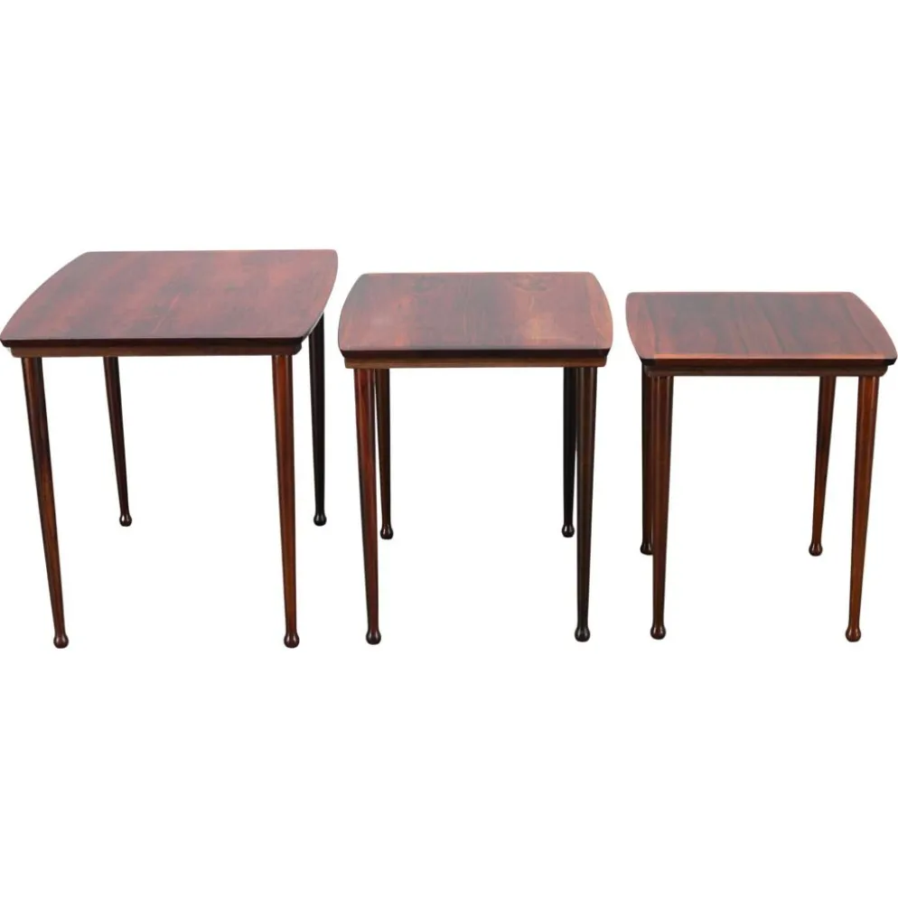 Tables gigognes danoises des années 60 en bois massif et placage.