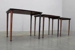 Tables gigognes danoises des années 60 en bois massif et placage.