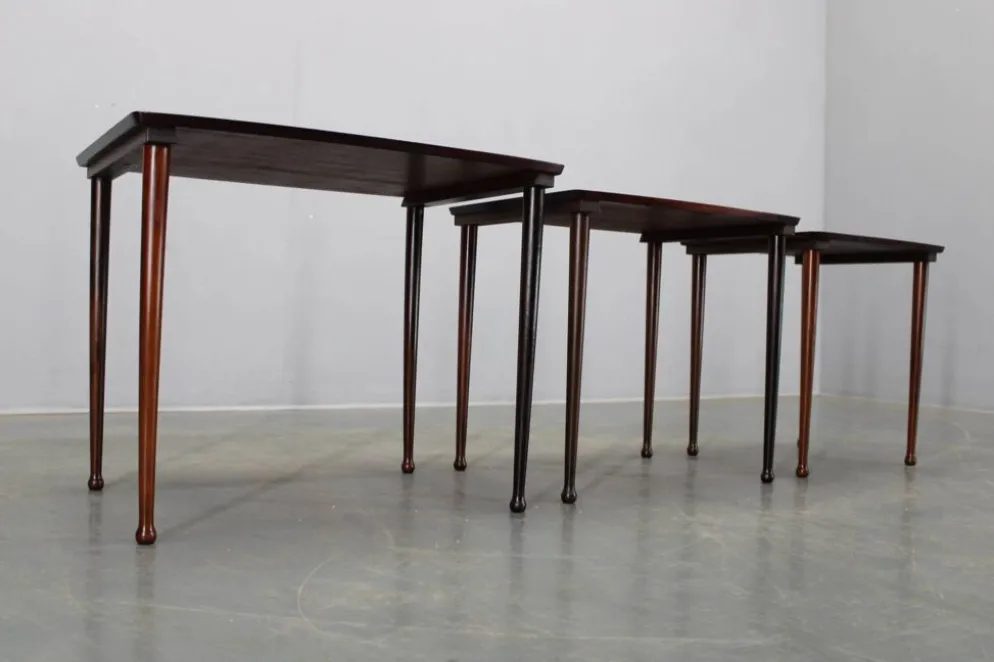 Tables gigognes danoises des années 60 en bois massif et placage.