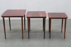 Tables gigognes danoises des années 60 en bois massif et placage.