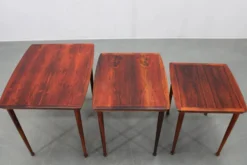 Tables gigognes danoises des années 60 en bois massif et placage.