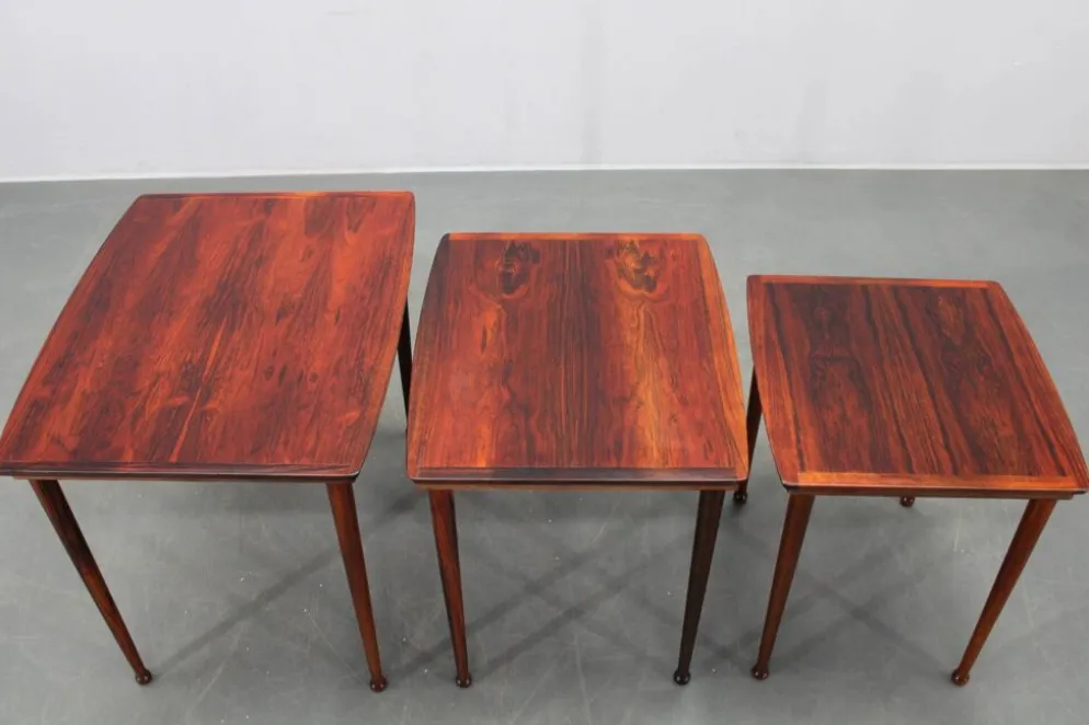 Tables gigognes danoises des années 60 en bois massif et placage.
