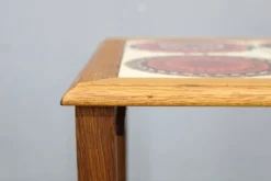 Tables gigognes danoises en chêne des années 50 avec des plateaux en carrelage.