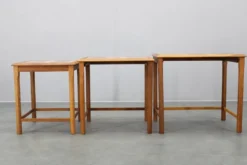 Tables gigognes danoises en chêne des années 50 avec des plateaux en carrelage.