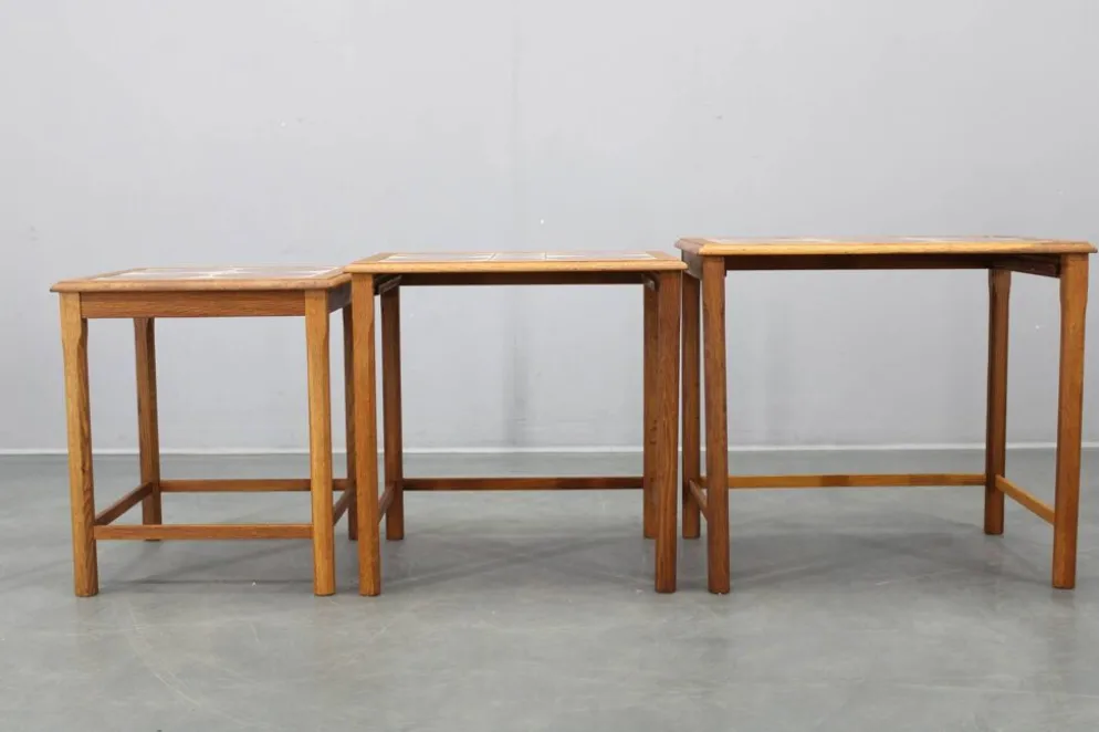 Tables gigognes danoises en chêne des années 50 avec des plateaux en carrelage.