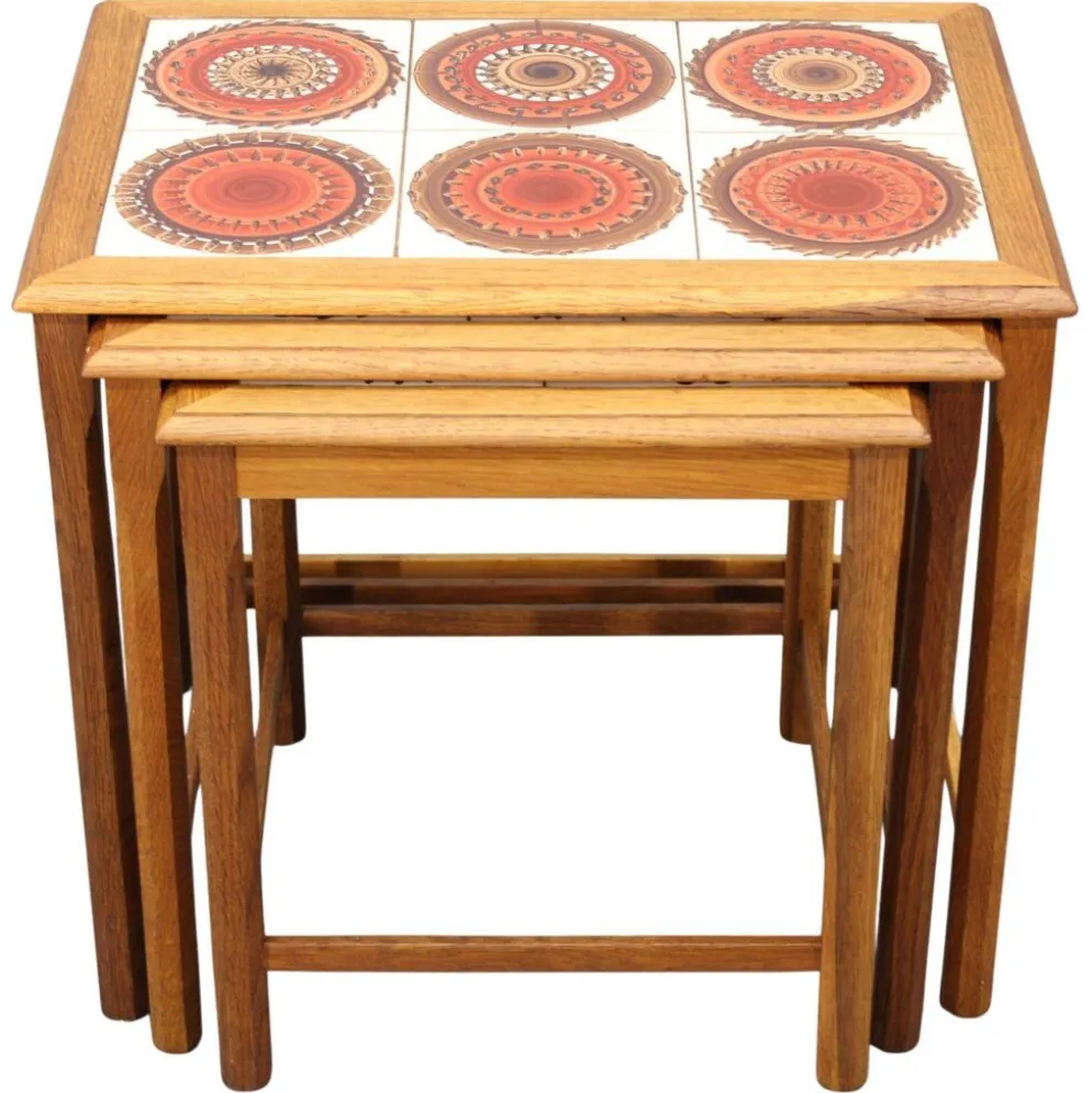 Tables gigognes danoises en chêne des années 50 avec des plateaux en carrelage.