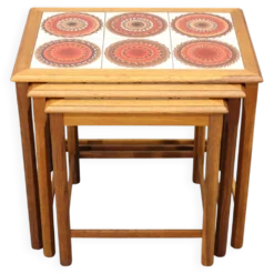 Tables gigognes danoises en chêne des années 50 avec des plateaux en carrelage.