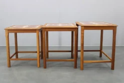 Tables gigognes danoises en chêne des années 50 avec des plateaux en carrelage.