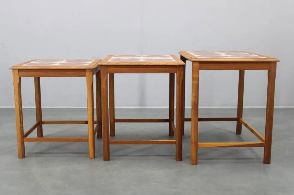 Tables gigognes danoises en chêne des années 50 avec des plateaux en carrelage.