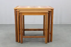 Tables gigognes danoises en chêne des années 50 avec des plateaux en carrelage.