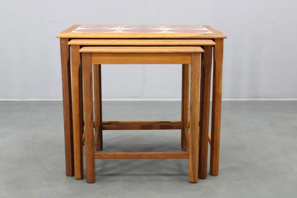 Tables gigognes danoises en chêne des années 50 avec des plateaux en carrelage.