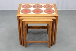 Tables gigognes danoises en chêne des années 50 avec des plateaux en carrelage.