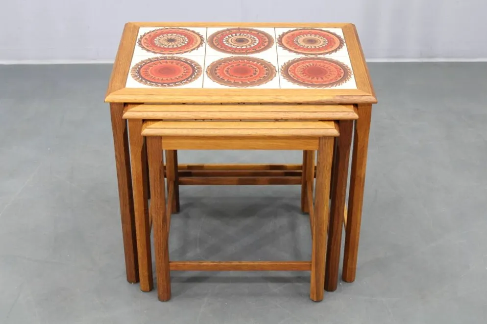 Tables gigognes danoises en chêne des années 50 avec des plateaux en carrelage.