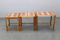 Tables gigognes danoises en chêne des années 50 avec des plateaux en carrelage.