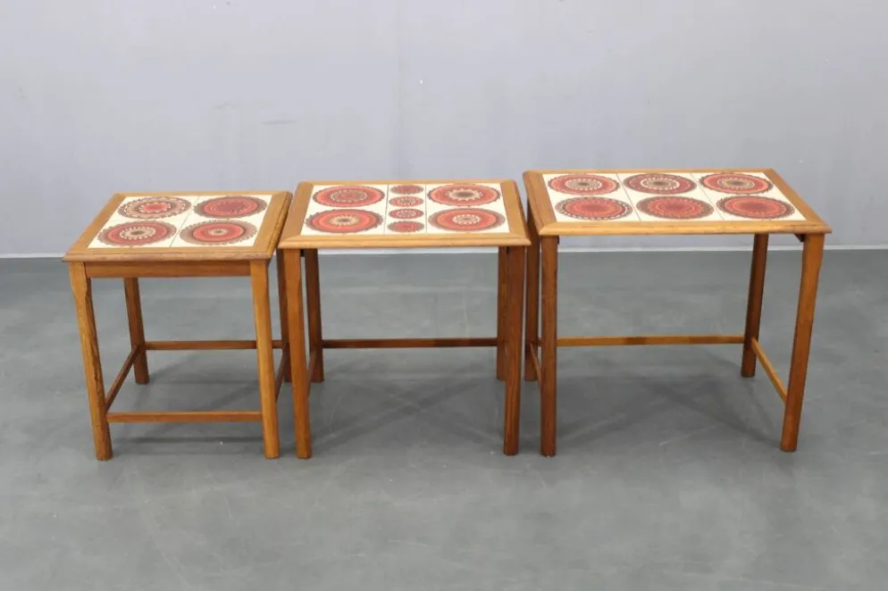 Tables gigognes danoises en chêne des années 50 avec des plateaux en carrelage.