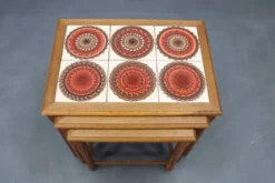 Tables gigognes danoises en chêne des années 50 avec des plateaux en carrelage.
