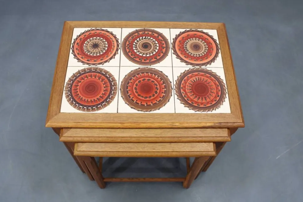 Tables gigognes danoises en chêne des années 50 avec des plateaux en carrelage.