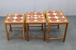 Tables gigognes danoises en chêne des années 50 avec des plateaux en carrelage.