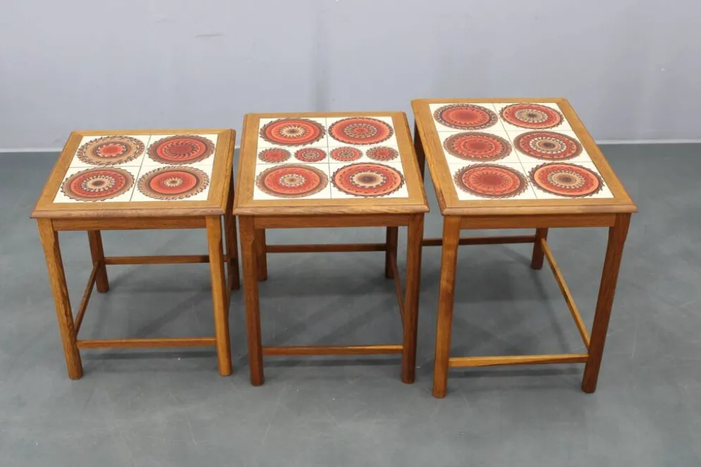 Tables gigognes danoises en chêne des années 50 avec des plateaux en carrelage.