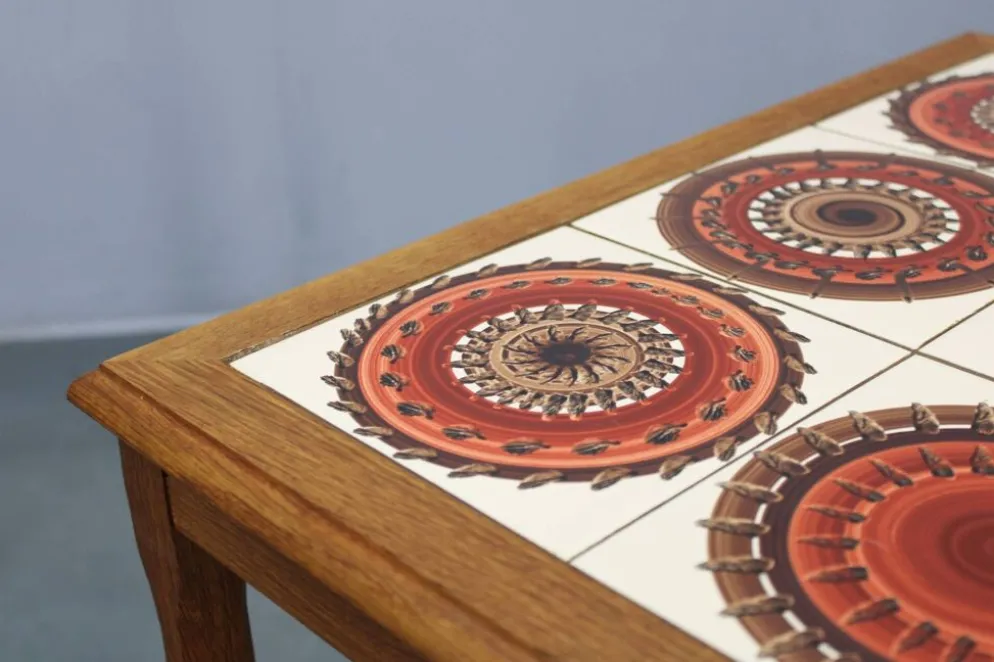 Tables gigognes danoises en chêne des années 50 avec des plateaux en carrelage.