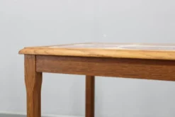 Tables gigognes danoises en chêne des années 50 avec des plateaux en carrelage.