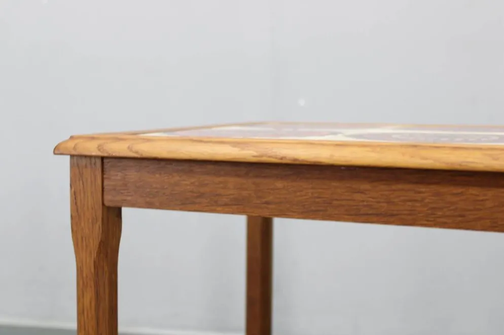 Tables gigognes danoises en chêne des années 50 avec des plateaux en carrelage.