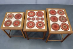 Tables gigognes danoises en chêne des années 50 avec des plateaux en carrelage.