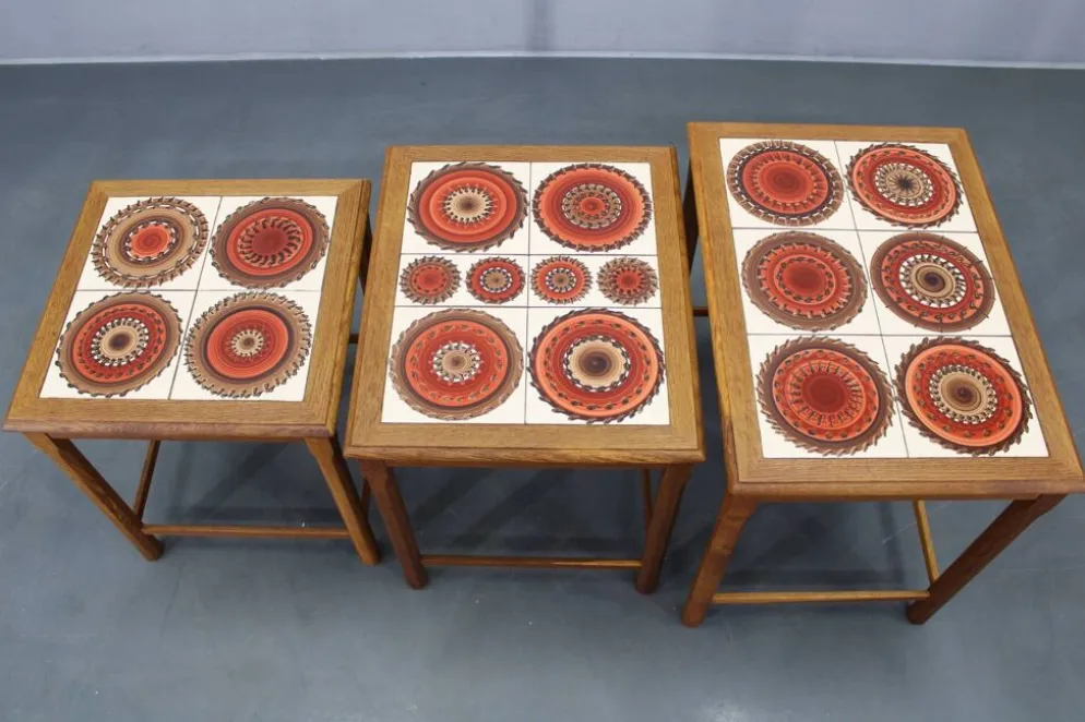 Tables gigognes danoises en chêne des années 50 avec des plateaux en carrelage.