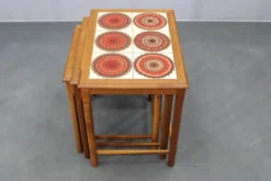 Tables gigognes danoises en chêne des années 50 avec des plateaux en carrelage.