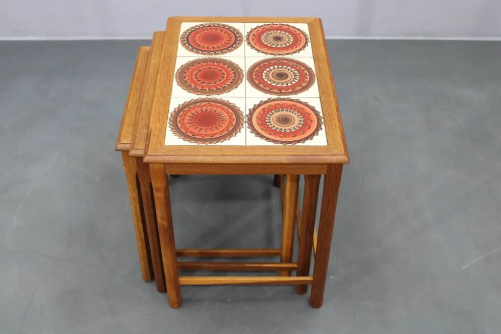 Tables gigognes danoises en chêne des années 50 avec des plateaux en carrelage.
