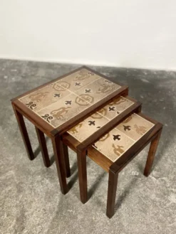Tables gigognes danoises en palissandre et céramique par Willy Ryomgard, Mo