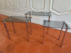 3 tables gigognes des années 70 en verre fumé