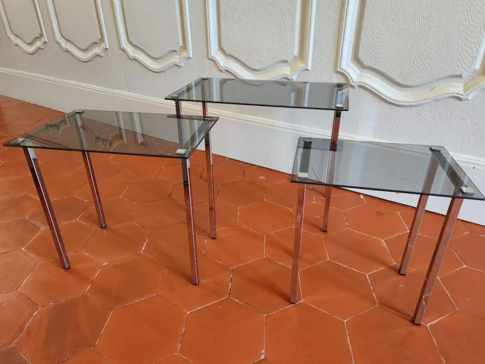 3 tables gigognes des années 70 en verre fumé