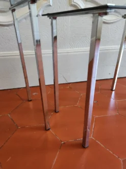3 tables gigognes des années 70 en verre fumé
